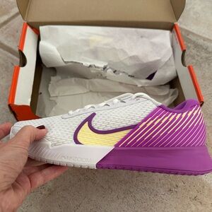 Brand new Nike Zoom Vapour purple and white tennis shoe sz 9
